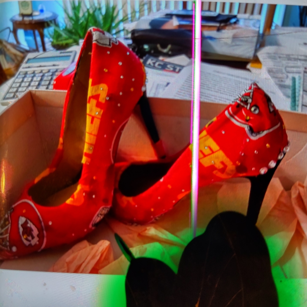 Matching purse and high heels - Picture 2 of 2